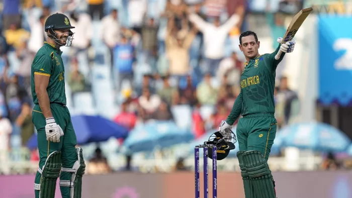 Quinton de Kock celebrates his century. फोटो- एपी