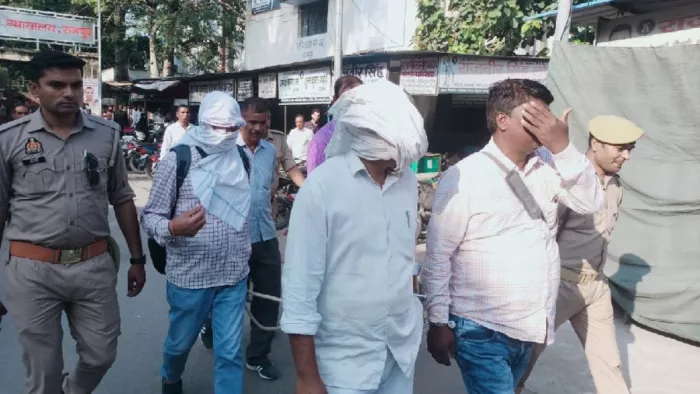 दोष सिद्ध होने के बाद पुलिस कस्टडी में कोर्ट से निकलते कारतूस कांड के आरोपित।- जागरण