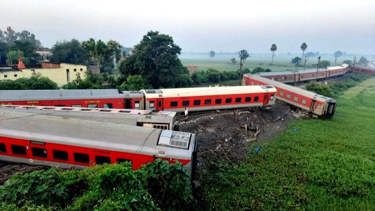 bihar train accident anand vihar kamakhya north east express train derailed at raghunathpur railway station in buxar live updates in hindi lb