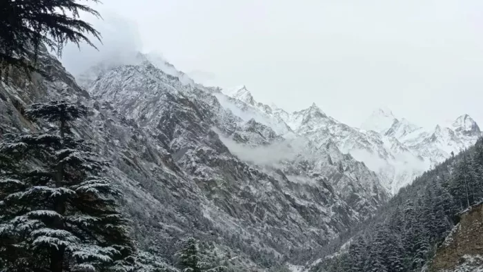 ऊंची चोटियों पर शुरु हुई बर्फबारी से बढ़ी ठंडक