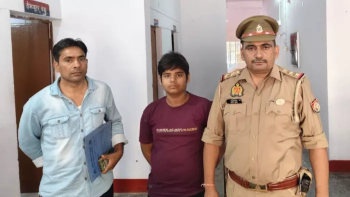 आगरा: पिता सुरेशचंद शर्मा और इंस्पेक्टर धर्मेंद्र सिंह के साथ किशोर शिवम शर्मा। सौजन्य पुलिस