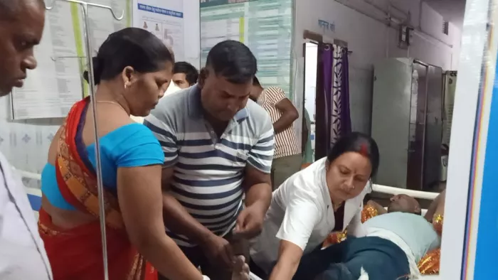 मकेर के मधवल गांव के पास अनियंत्रित होकर पलट गई ट्रैक्टर।