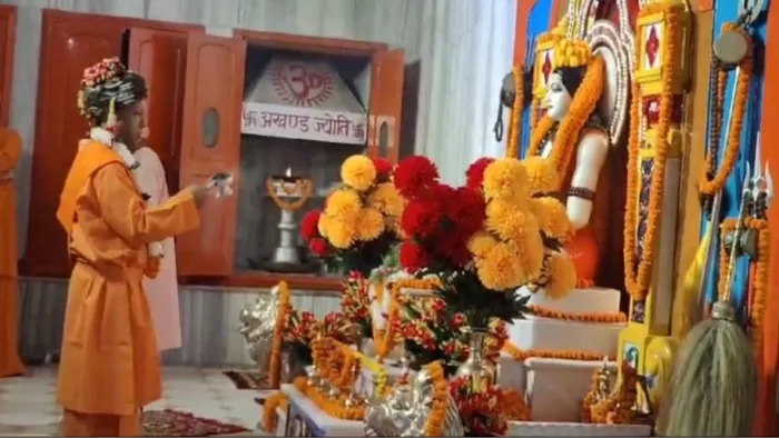 श्रीनाथ जी की विशिष्ट पूजा करते गोरक्षपीठाधीश्वर। जागरण