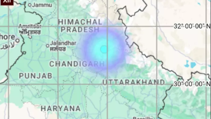 Himachal Earthquake: शिमला में डोली धरती, झटका महसूस होते ही इधर-उधर भागने लोग।