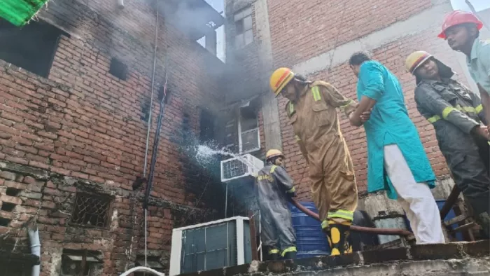 कारखाने में आग लगने की घटना के बाद बचाव कार्य में लगे दमकल कर्मी। अग्निशमन विभाग