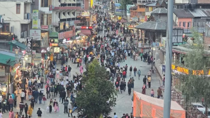 Kullu Dussehra: क्यों खास है कुल्लू का दशहरा? बर्फबारी के बाद खूब पहुंच रहे पर्यटक।