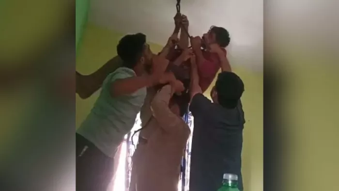 फांसी के फंदे से युवक को बचाती पुलिस। वीडियो ग्रैब