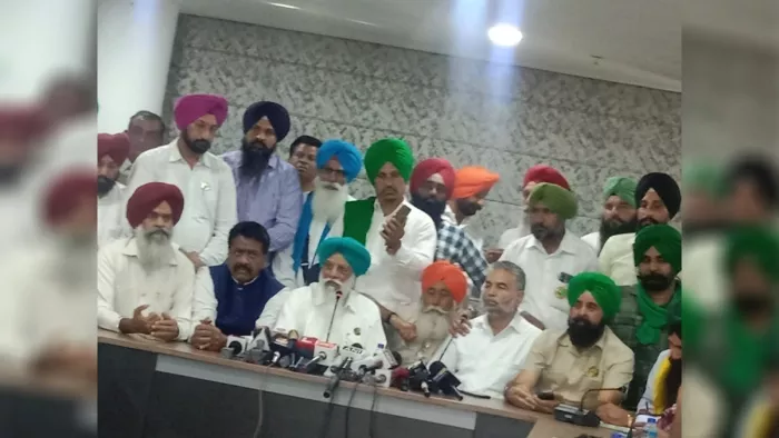 मीडिया कर्मियों से बात करते संयुक्त किसान मोर्चा के नेता बलबीर सिंह राजेवाल व अन्य