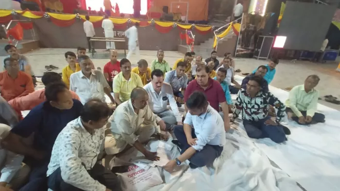 धरना पर बैठे कमेटी के लोगों से वार्ता करते सिटी मजिस्ट्रेट।- जागरण