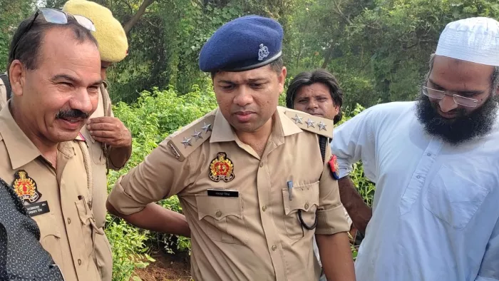 Bijnor News: मौके पर पहुंचकर छानबीन करती पुलिस फाइल फोटो।