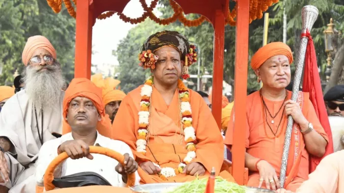 विजयदशमी पर शोभायात्रा की अगुवाई करते हैं सीएम योगी। जागरण (फाइल फोटो)