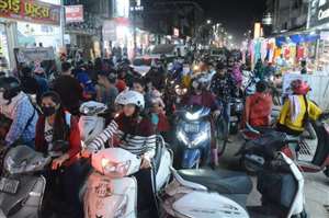 त्योहारी भीड़ से रफ्तार पर ब्रेक, 15 मिनट का सफर पौन घंटे में हुआ तय