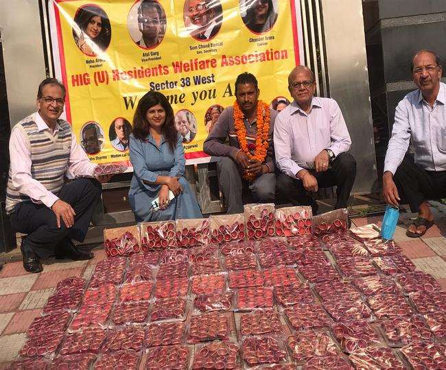 the message of swadeshi diwali distributed in clay lamps in chandigarh