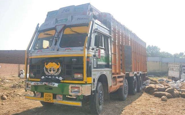 Bovine Smuggling In Jammu : ट्रक में आलू की बोरियों के बीच छुपाए 19 मवेशी छुड़ाए