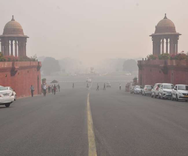 अब छठ पर फोड़े गए पटाखों ने बढ़ाया दिल्ली-एनसीआर का प्रदूषण, आसमान में छाया स्माग