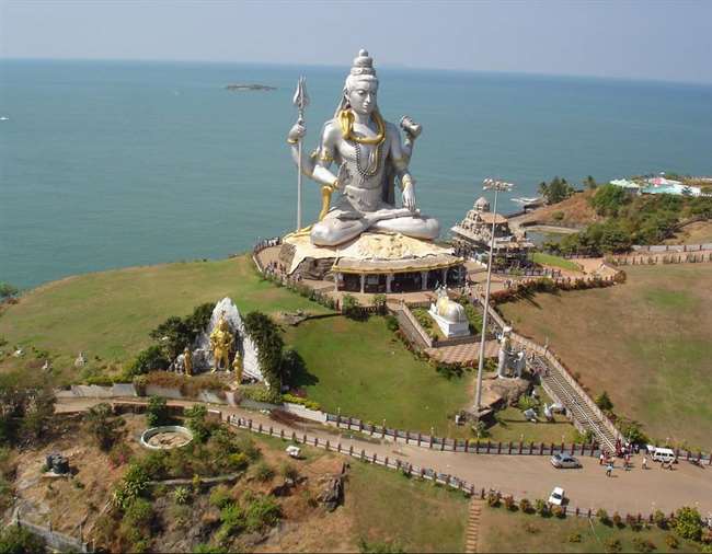 कर्नाटक राज्य में पवित्र स्थल मुरुदेश्वर स्थित है।