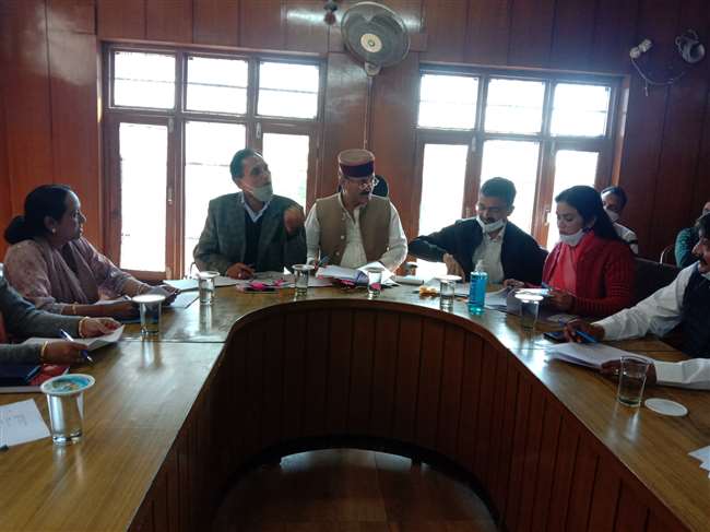 शहर में विकास न होने पर पार्षदों का गुस्सा आमसभा की बैठक में फूटा।