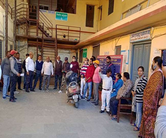 ऋषिकेश: कर्मचारियों ने की नगर निगम में तालाबंदी।