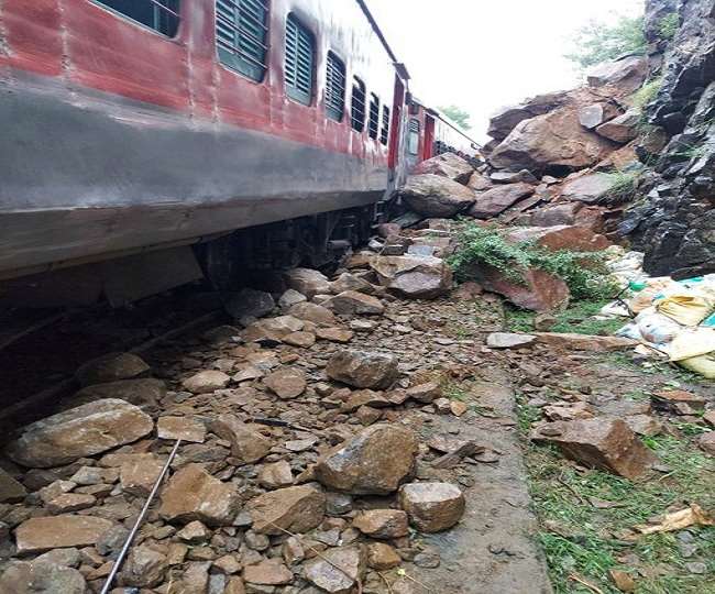 तमिलनाडु में धर्मपुरी के पास बोल्डर गिरने के बाद कन्नूर-यशवंतपुर एक्सप्रेस पटरी से उतरी