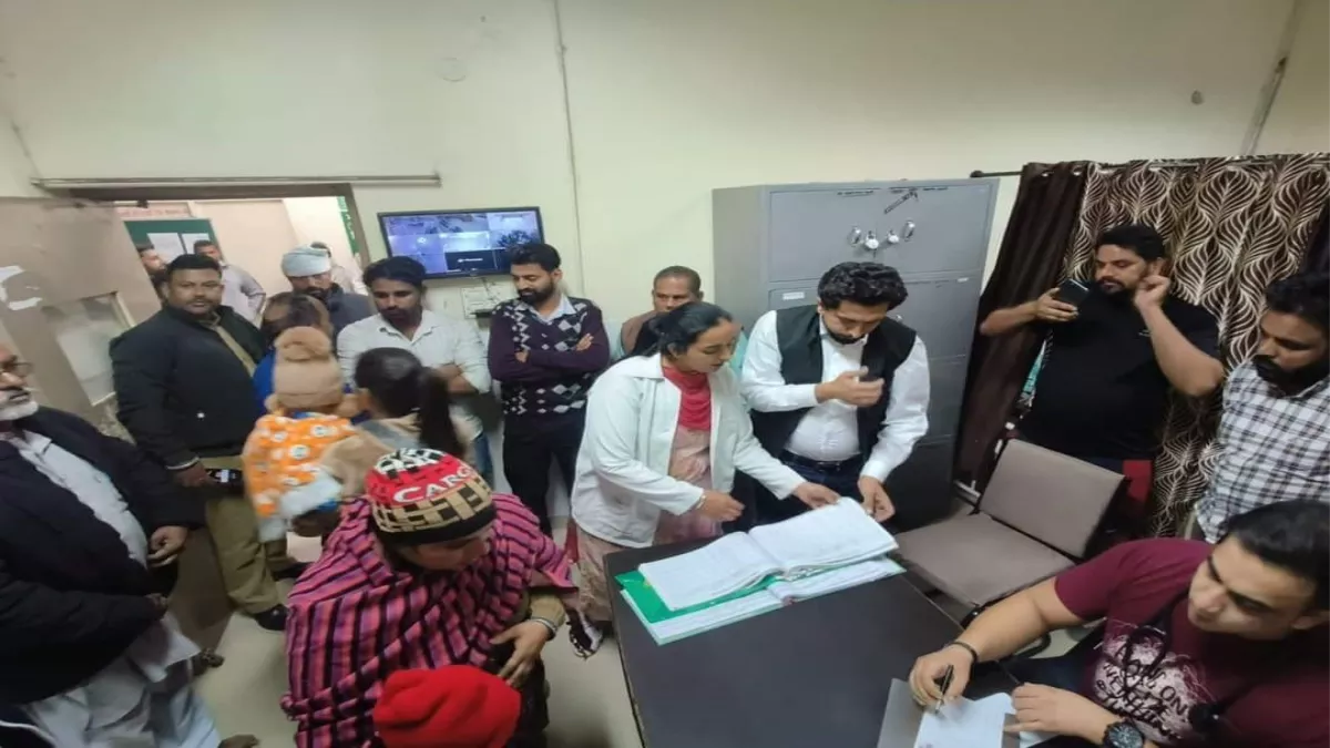 रुपनगर में सिविल अस्पताल का निरीक्षण करने पहुंचे विधायक एड. दिनेश चड्ढा।