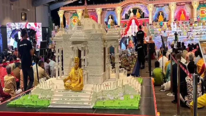 स्वामीनारायण मंदिर में बना सबसे बड़ा केक। फोटो एएनआइ।