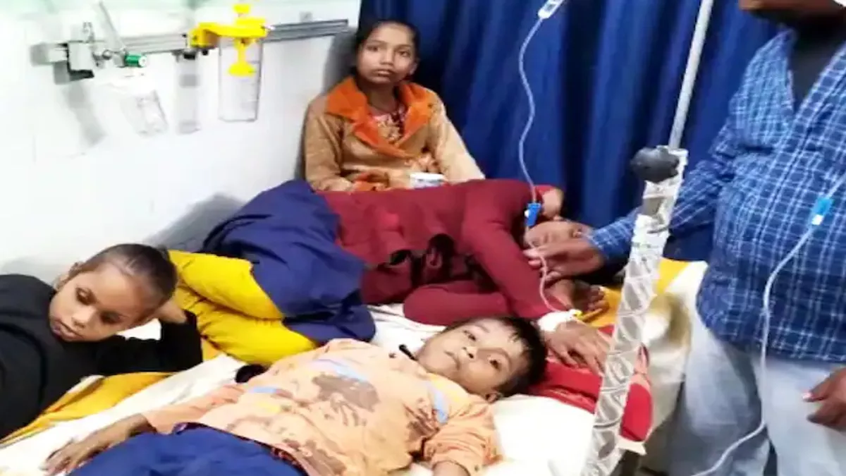 भागलपुर मिड डे मील खाने से 200 बच्चे बीमार: राजद नेता अरुण यादव प्रशासन को  घेरा, अभिभावकों ने स्कूल - Bhagalpur, 200 children ill after eating mid-day  meal: RJD leader Arun Yadav