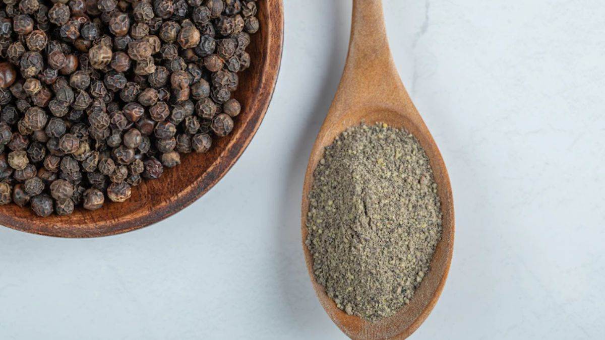 Black Pepper Water Benefits गुनगुने पानी के साथ काली मिर्च का करें