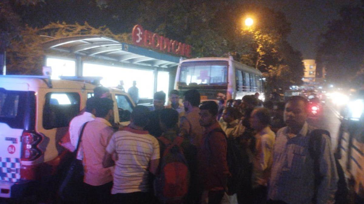 दिल्ली पुलिस को बदमाशों की चुनौती चलती बस में सवारियों के गले पर चाकू