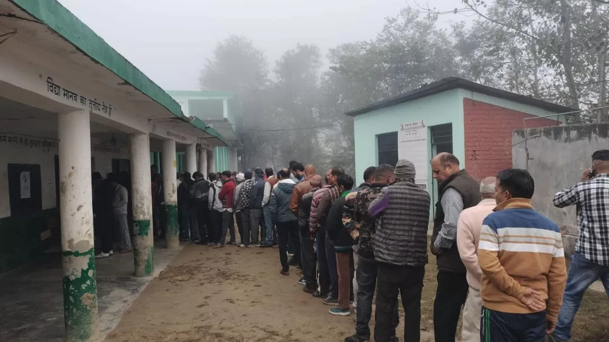 हिमाचल प्रदेश में विधानसभा चुनाव के लिए पोलिंग की प्रक्रिया शुरू हो गई है।