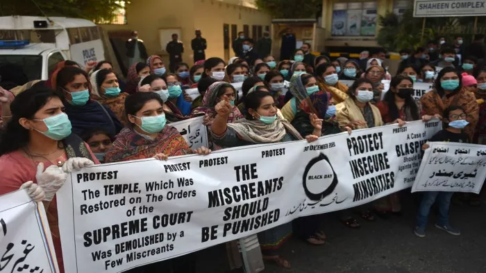 पाकिस्तान में हिंदू समेत सभी अल्पसंख्यक असुरक्षा के माहौल में जीवन जीने को मजबूर हैं।