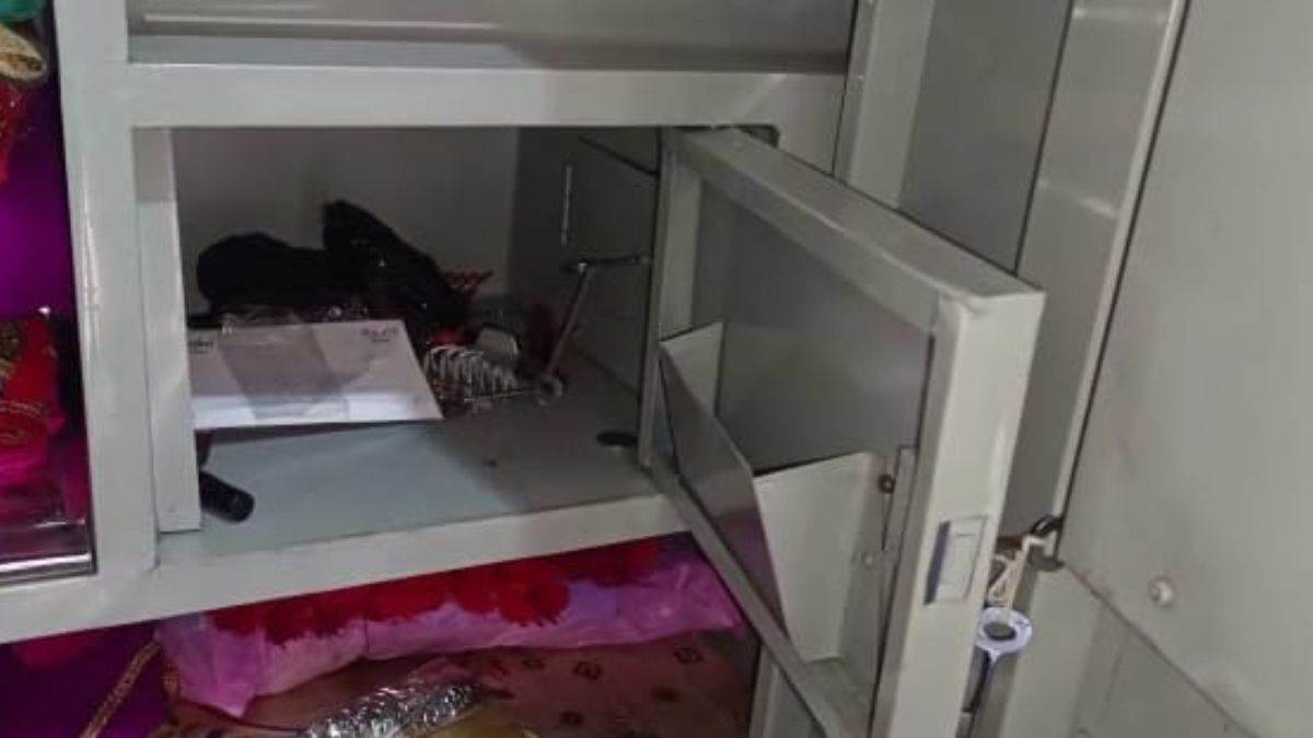 Koderma News: रिश्तेदार को छोड़ने गए स्टेशन, लौटा जब तक घर में हो गई चोरी; जांच में जुटी पुलिस