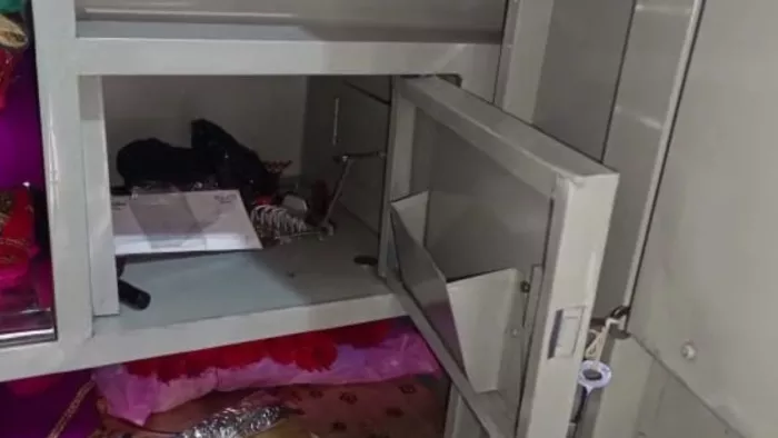Jharkhand, Koderma News: कोडरमा में चोरों ने बंद कमरे से उड़ा लिए 80 हजार के सामान।