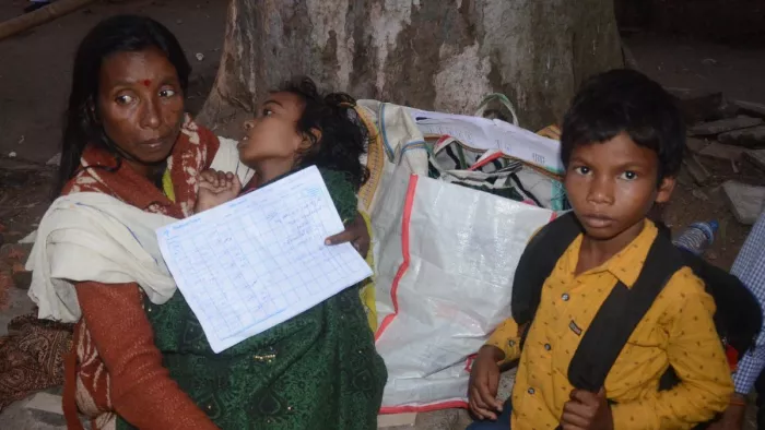 Ranchi RIMS News: पैसे नहीं रहने पर डाक्टरों ने मूक-बधिर बच्ची व मां को निकाला बाहर।