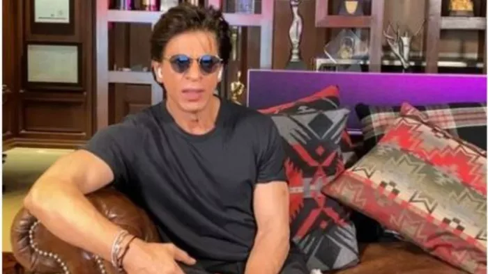 Shah Rukh Khan At Airport: शाह रुख खान को मुंबई एयरपोर्ट पर रोक लिया गया था।