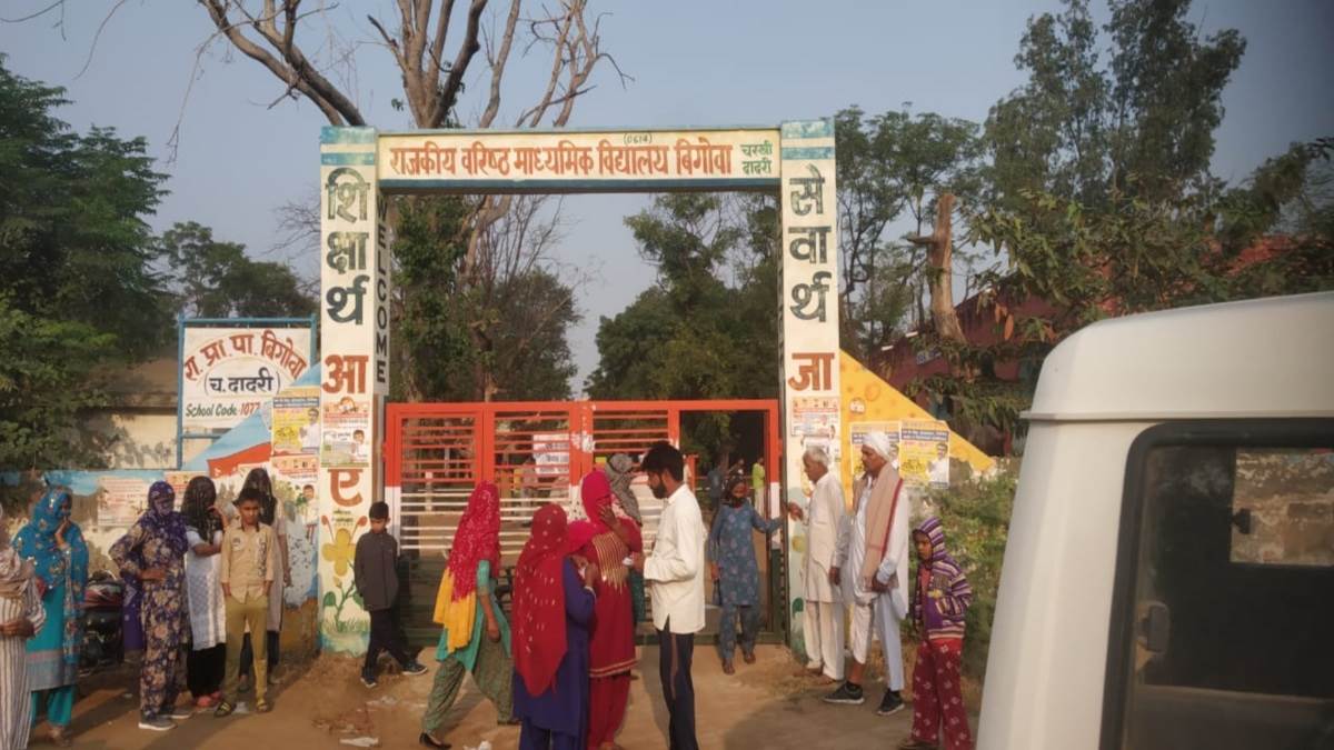 https://www.jagranimages.com/images/newimg/12112022/12_11_2022-voting_in_dadri_23199101.jpg