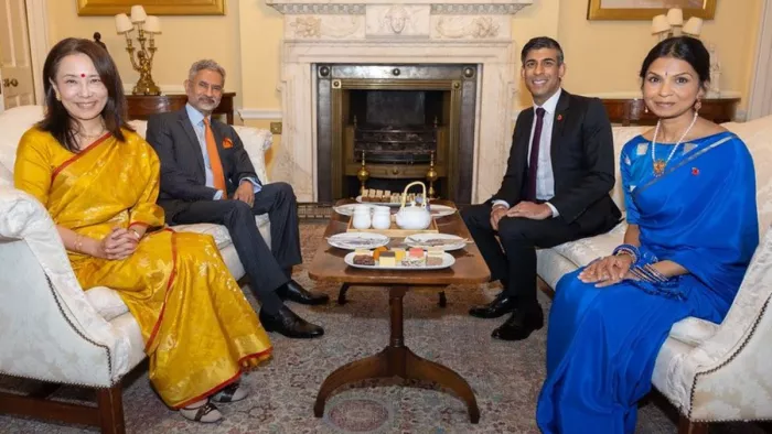 विदेश मंत्री जयशंकर और उनकी पत्नी ने दिवाली के मौके पर ऋषि सुनक और उनकी पत्नी से मुलाकात की। फोटोः@DrSJaishankar