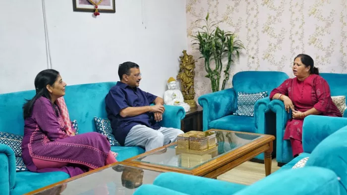 सीएम अरविंद केजरीवाल ने मनीष सिसोदिया के परिवारवालों से की मुलाकात