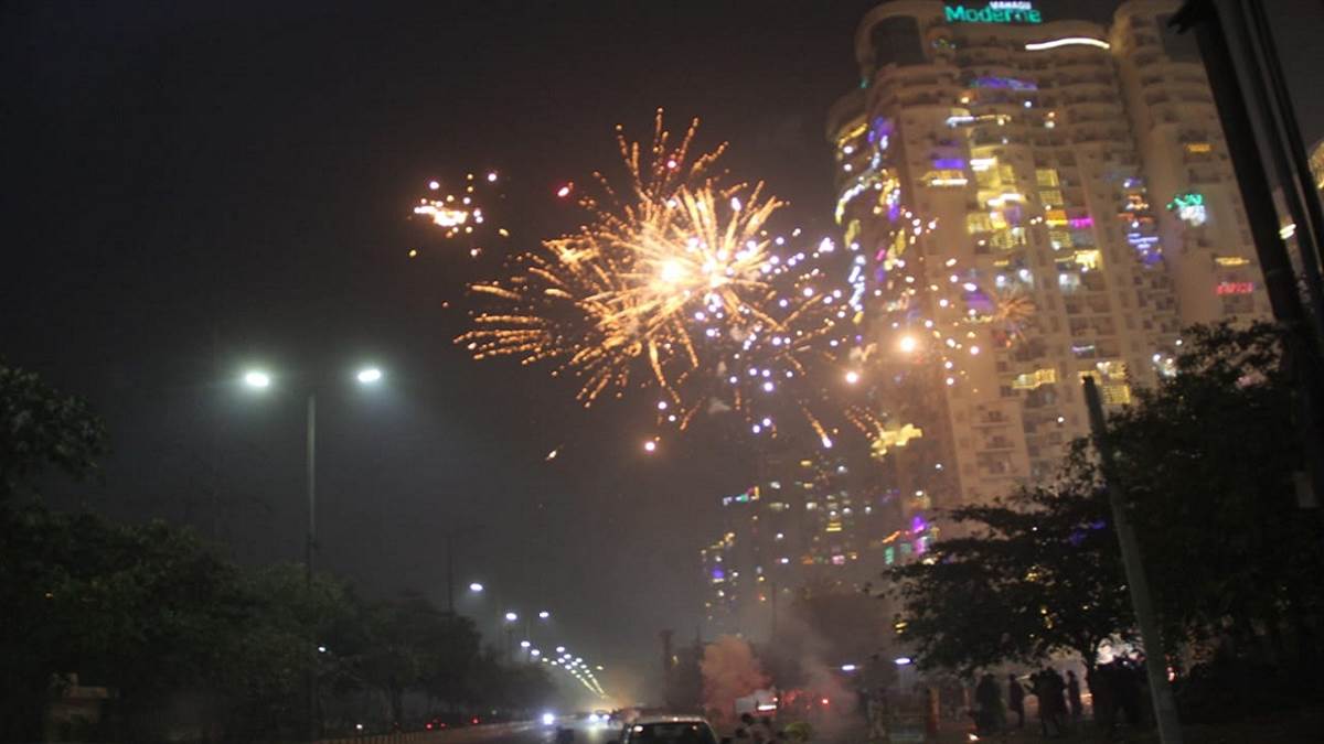 ncr delhi ncr pollution may increase due to bursting of firecrackers on diwali aqi update
