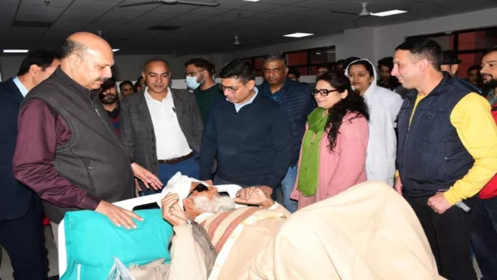 मेडिकल कालेज में नए भवन में भर्ती मरीजों से मिलते जिला विकास आयुक्त विकास कुंडल व अन्य। जागरण