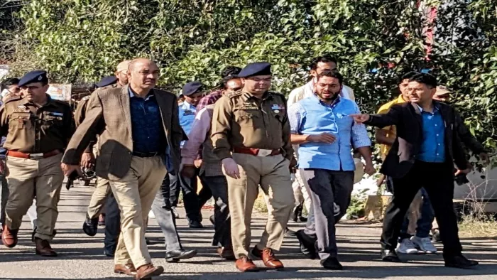 झिड़ी महोत्सव की तैयारियों का जायजा लेने के लिए पुलिस विभाग सहित झिड़ी गांव पहुंचे डीसी जम्मू सचिन कुमार वैश्य।