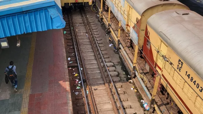 बोनस की मांग को लेकर हड़ताल पर 105 कर्मी