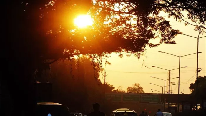 Delhi Weather Update: दिल्ली में एक दिन की बारिश ने बढ़ाई ठंड; तीन डिग्री गिरा तापमान; आज साफ रहेगा मौसम