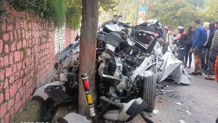 पेड़ से टकराने के बाद कार के उड़े परखच्चे।
