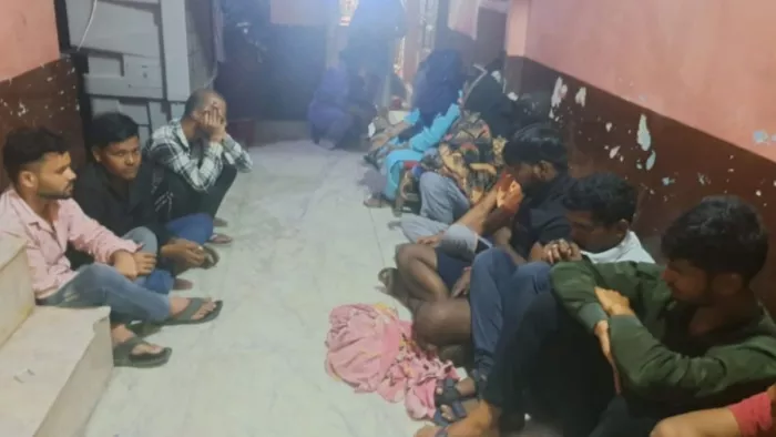 आगरा: मुकुंद विहार में देह व्यापार के अड्डे पर छापे में गिरफ्तार संचालिका और युवक। सौजन्य पुलिस