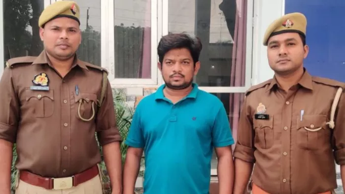 आजमगढ़: शहर कोतवाली पुलिस की गिरफ्त में फर्जी नौकरी दिलाने का आरोपी। जागरण