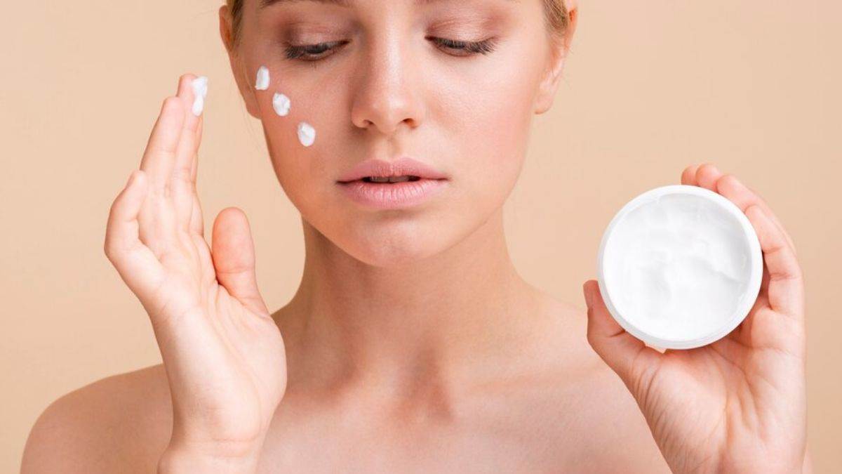 https://www.jagranimages.com/images/newimg/12112024/12_11_2024-best_moisturizer_for_dry_skin_23829984.jpg