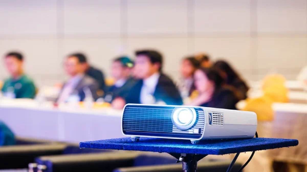 https://www.jagranimages.com/images/newimg/12112024/12_11_2024-cover-image-projector_for_home_23829998.jpg