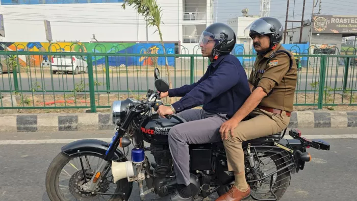 शहर में व्यवस्था का जायजा लेने बुलेट पर सवार जिलाधिकारी सविन बंसल और उनके पीछे बैठे एसएसपी अजय सिंह।
