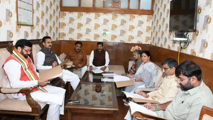 हरियाणा विधानसभा की बिजनेस एडवाइजरी कमेटी की बैठक लेते स्पीकर हरविन्द्र कल्याण
