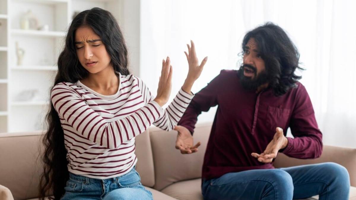 https://www.jagranimages.com/images/newimg/12112024/12_11_2024-husband_wife_23829921.jpg